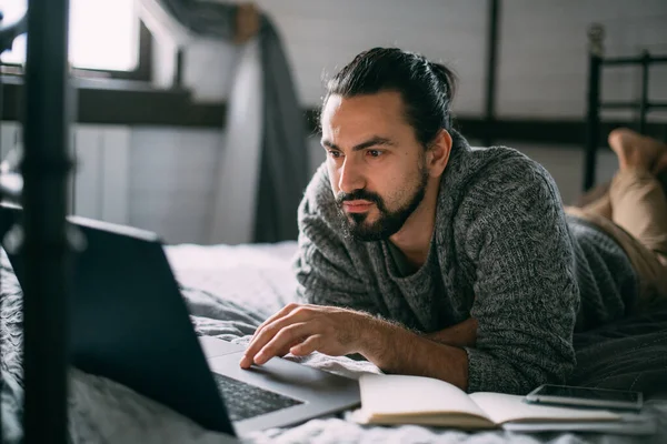 Jongeman Ligt Thuis Bed Met Laptop Knappe Ontspannen Blanke Man — Stockfoto