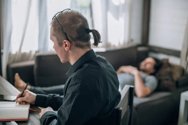 Psychotherapeut Patiënt Afspraak Kantoor Jonge Dokter Schrijft Woorden Van Cliënt — Stockfoto