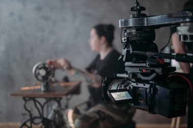 Profesyonel sinema ve video kamera sette. Atış vardiyası, aydınlatma aletleri, çekim ekipmanları ve ekip. Modern film ve reklam teknikleri..