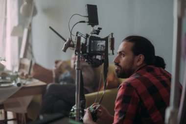 Odaklama aygıtı sete odaklanıyor. Fokuspuler, bir film, reklam, televizyon dizisi çekimleri sırasında çalma sahnesinin keskinliğini kontrol eder. Modern fotoğrafçılık tekniği.