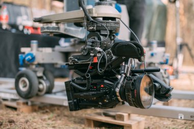 Profesyonel film ve video kamera sette. Atış vardiyası, ekipman ve grup. Modern fotoğrafçılık tekniği.
