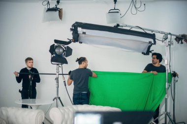 Işıklandırma ekipmanlı aydınlatma cihazları sette. Film çekmek, reklam yapmak, TV dizisi için ışıklandırma. Modern fotoğrafçılık tekniği.
