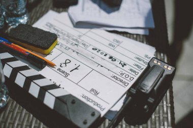 Sette klaket tahtası olan yardımcı yönetmen. Bir film, reklam, televizyon dizisi çekmek için havai fişek yakın çekim. Modern fotoğrafçılık tekniği.