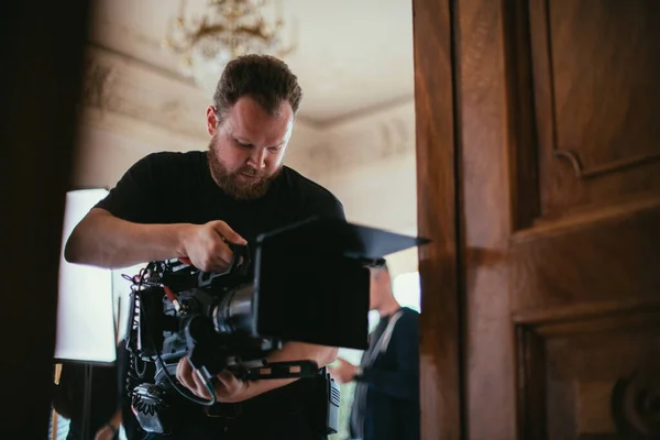 Fotografický Ředitel Fotoaparátem Rukou Scéně Profesionální Kameraman Při Práci Natáčení — Stock fotografie