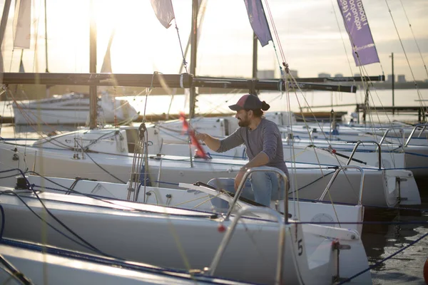 Paseos Turísticos Yates Vela Turista Masculino Vacaciones Barco Mar Joven — Foto de Stock