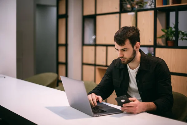 Een Man Werkt Een Laptop Een Kantoor Coworking Jonge Zakenman — Stockfoto