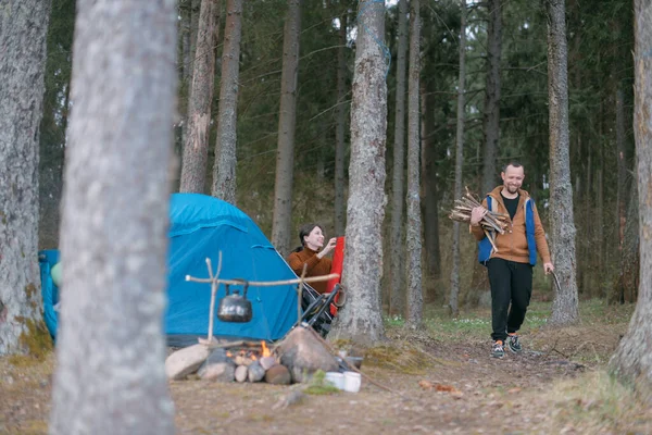 Evli Bir Çift Gölün Kıyısında Bir Turist Kampını Yıkıyor Ormanda — Stok fotoğraf