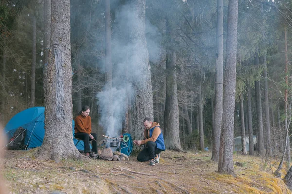 Evli Bir Çift Gölün Kıyısındaki Bir Kamp Ateşinde Çadır Kurarak — Stok fotoğraf