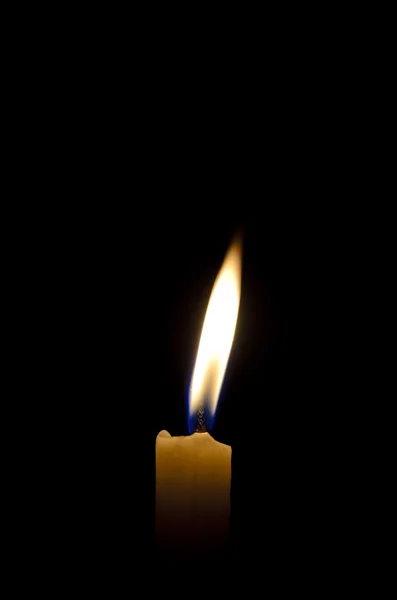 A burning candle in the dark — Stock Photo, Image