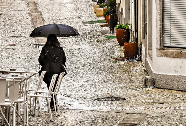 Persone Con Ombrello Sotto Pioggia Una Strada Nel Centro Storico — Foto Stock