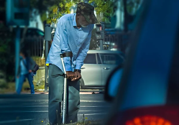 Beggar Crutches Intersection Begging Money People Cars — Stock Photo, Image