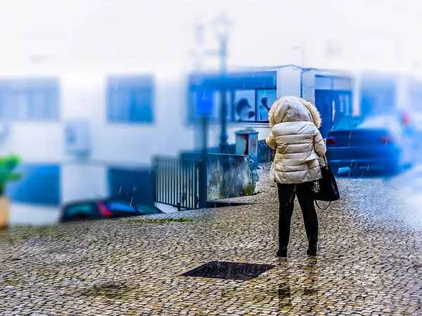 街の中心部の路上で暗い霧の日 — ストック写真