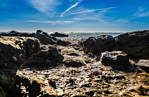 Seascape Skalnatou Pláží Modrou Oblohou Bílými Mraky Tvoří Perspektivu — Stock fotografie