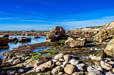 Atlantik Okyanusu 'nun Portekiz kıyısındaki kayalık plajda manzara