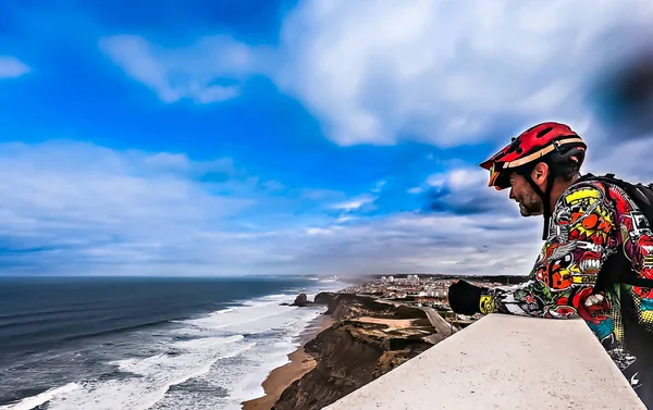 Radfahrer Mit Rotem Helm Blickt Richtung Ozean Lehnt Mit Den — Stockfoto