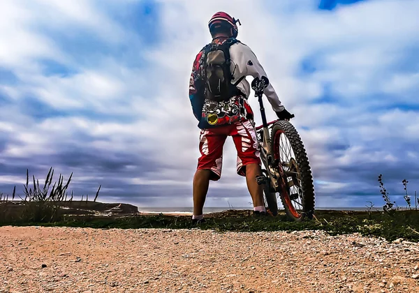 Bisikletinin Yanında Duran Bir Bisikletçi Bulutlu Mavi Gökyüzü Ile Tepeden — Stok fotoğraf