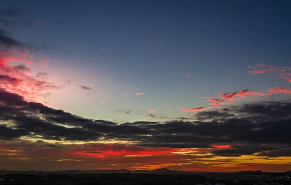 Der Himmel Bei Sonnenuntergang Von Osten Mit Bunten Wolken Die — Stockfoto