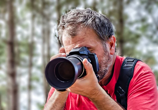 Egy Fotós Piros Ingben Amint Fényképezőgéppel Fényképez — Stock Fotó