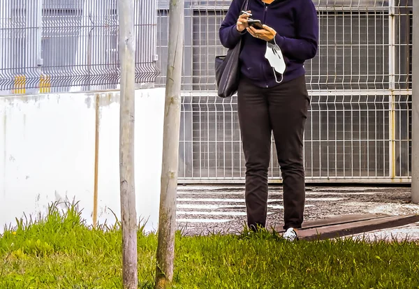 Femme Avec Sac Sur Épaule Marchant Sur Trottoir Après Les — Photo