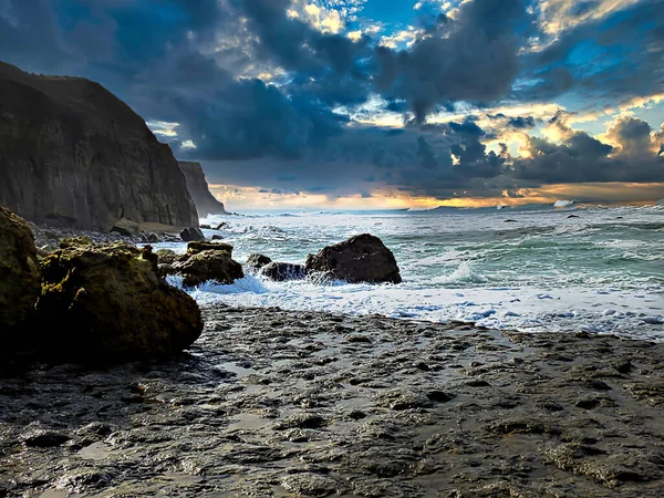 바위투성이 해변과 하늘이 대서양 — 스톡 사진