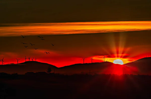Východ Slunce Kopců Větrnými Mlýny Jasně Oranžovém Světle — Stock fotografie