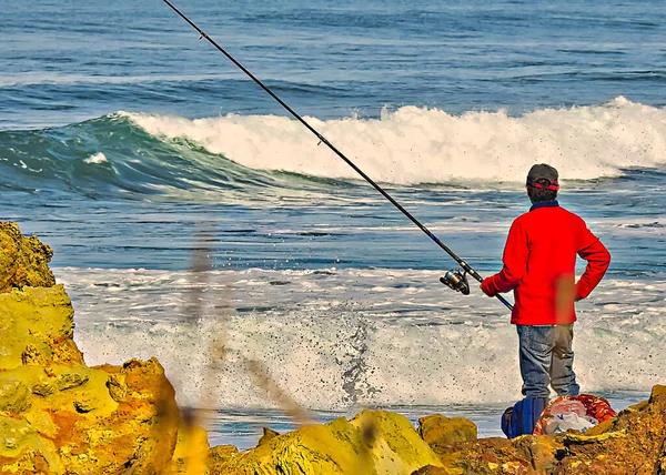 Hombre Blusa Roja Pescando Océano Atlántico Costa Portuguesa —  Fotos de Stock