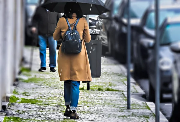 Donna Cappotto Marrone Che Cammina Sotto Pioggia Con Ombrello Aperto — Foto Stock