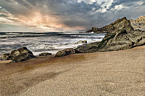 Морской Пейзаж Камнями Море Облачное Небо Солнечными Лучами — стоковое фото