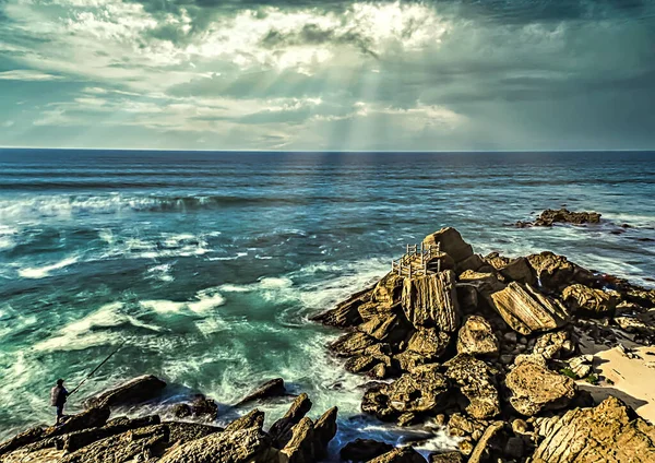 Denizde Kayalar Güneş Işınları Ile Bulutlu Gökyüzü — Stok fotoğraf