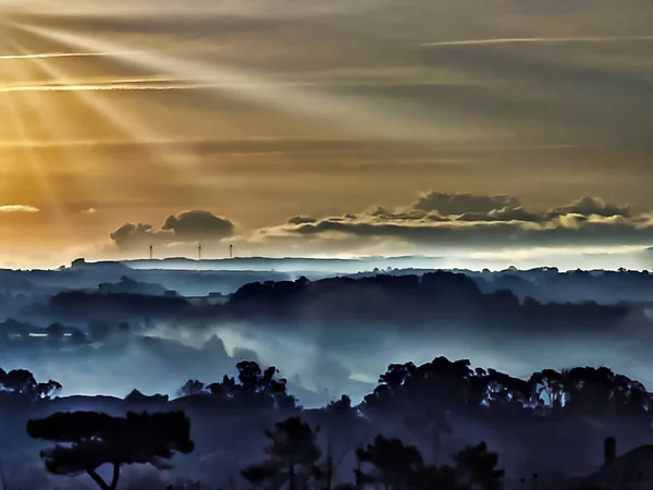 Rayons Soleil Sur Brouillard Dessus Village Portugal — Photo