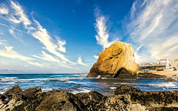 Paisaje Marino Con Rocas Agua Cielo Azul Nublado —  Fotos de Stock