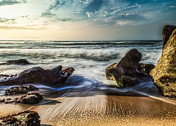 Formações Rochosas Oceano Numa Praia Portuguesa Pôr Sol — Fotografia de Stock