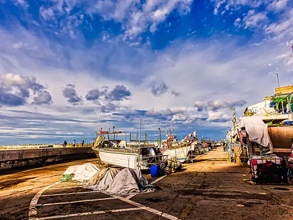 Blick Von Einem Fischersteg Mit Booten Land Und Spektakulärem Himmel — Stockfoto