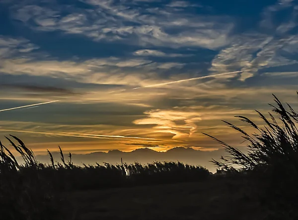 Cielo Luz Del Atardecer Visto Desde Una Colina — Foto de Stock