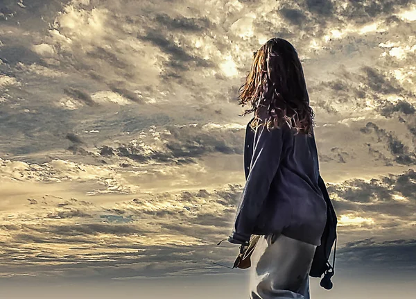 Νεαρή Γυναίκα Κοιτάζει Προς Θάλασσα Ένα Δραματικό Συννεφιασμένο Ουρανό — Φωτογραφία Αρχείου