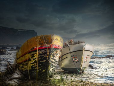 Okyanus kıyısında dramatik bir atmosferde iki tekne kaldı.