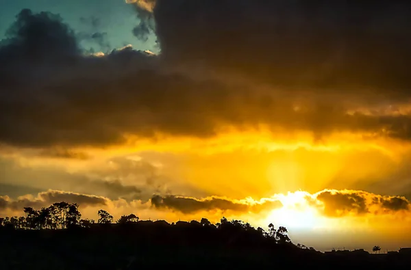 Żółte Niebo Przed Burzą Słońcem Chmurami — Zdjęcie stockowe