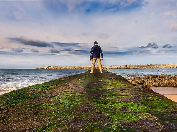 Mannen Tittar Havet Från Damm Början Vintern — Stockfoto