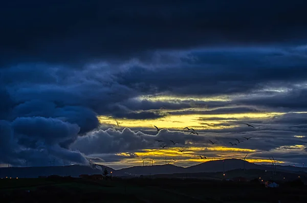 Dramáticas Nubes Tormenta Matutina Tonos Azul Amarillo — Foto de Stock