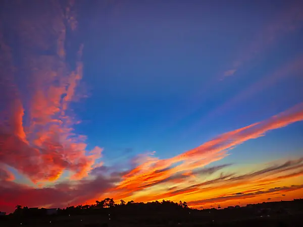 Landschaft Mit Dramatischen Gewitterwolken Vor Sonnenuntergang Auf Dem Feld — Stockfoto