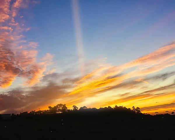 Пейзаж Грозовыми Облаками Перед Закатом Поле — стоковое фото