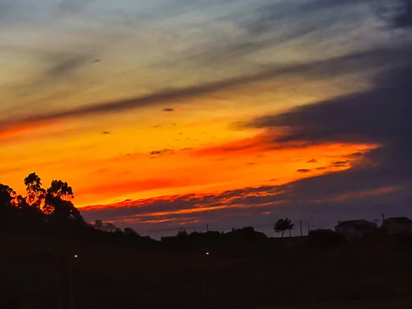 Landschaft Mit Dramatischen Gewitterwolken Vor Sonnenuntergang Auf Dem Feld — Stockfoto