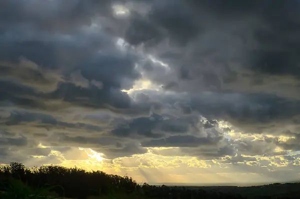 Paysage Avec Nuages Orageux Spectaculaires Avant Coucher Soleil Sur Terrain — Photo