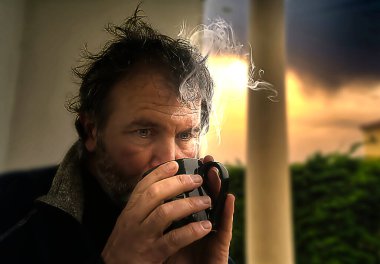 Gün batımında kahve içen adamın portresi