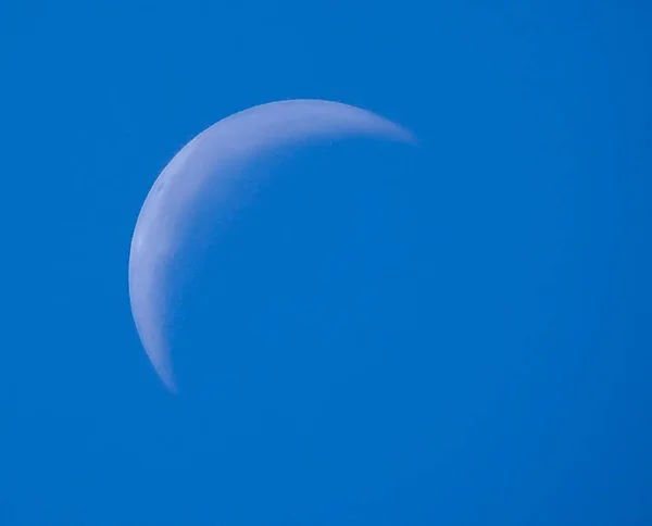 Lune Dans Croissant Jour Dans Ciel Clair Sans Nuages — Photo