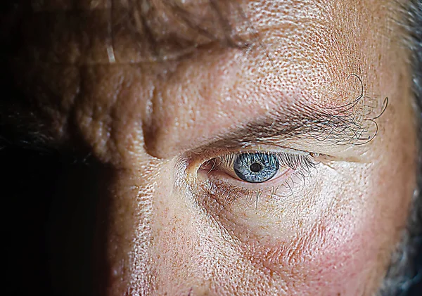 Ritratto Uomo Dagli Occhi Azzurri Con Sfondo Nero Sfocato — Foto Stock