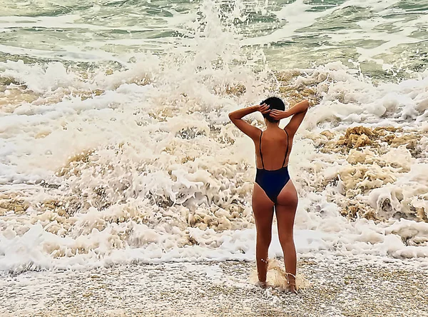 Молода Жінка Чорному Бікіні Піску Пляжу Біля Океану — стокове фото