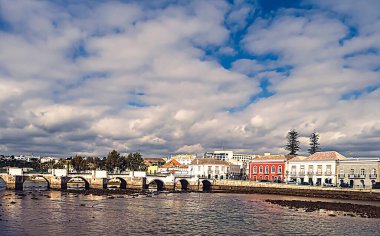 Güney Portekiz 'de nehir kenarındaki binalarla şehir manzarası