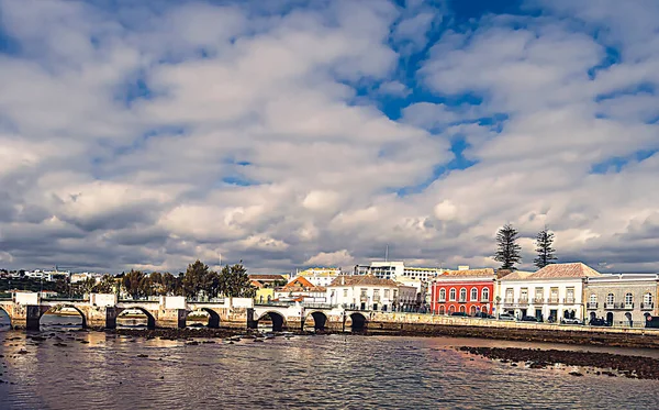 Güney Portekiz 'de nehir kenarındaki binalarla şehir manzarası