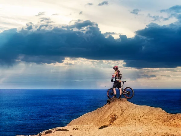 Fietser Naast Zijn Fiets Aan Atlantische Kust — Stockfoto